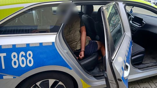 Najpierw rowerem, następnie pieszo próbował uciec przed policjantami. Był poszukiwany listem gończym