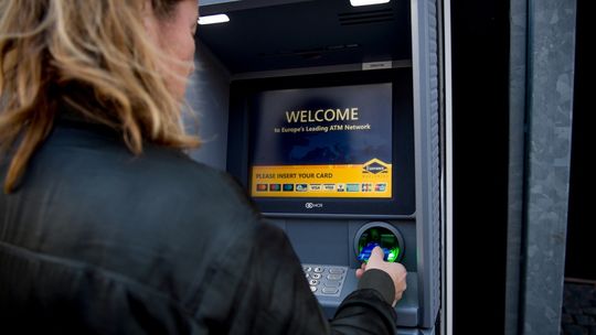 Płaciła znalezioną kartą bankomatową – odpowie przed sądem