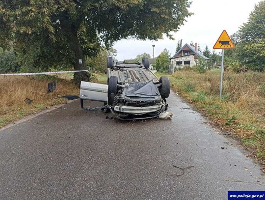 25-latka uderzyła w przydrożne drzewo i dachowała