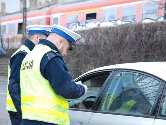 78-latek, mimo cofniętych uprawnień, wsiadł za kierownicę pojazdu