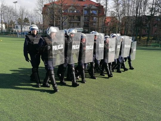 Ćwiczenia naszych policjantów na iławskim stadionie