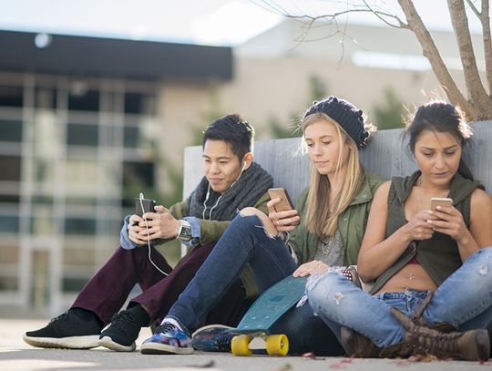 Czy w polskich szkołach zakażą używania smartfonów?