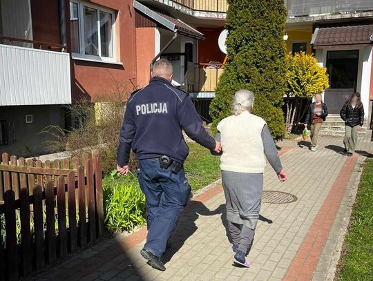 Dzięki reakcji świadka i pomocy policjantów 86 - latka wróciła do najbliższych