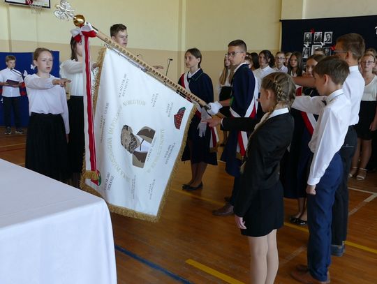 Historia napisana na nowo. Szkoła w Szwarcenowie z imieniem i sztandarem [FOTO]