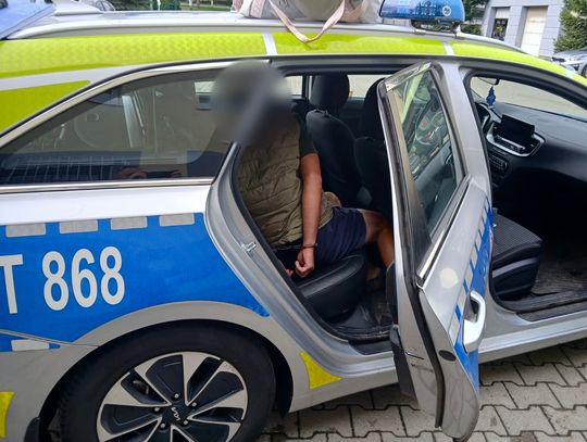 Najpierw rowerem, następnie pieszo próbował uciec przed policjantami. Był poszukiwany listem gończym
