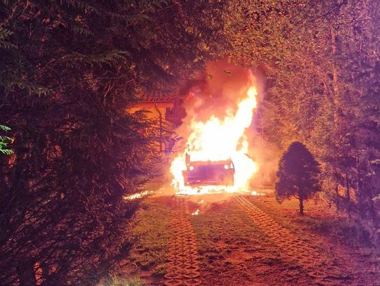 Osetno. Pożar samochodu, interweniowały cztery jednostki straży