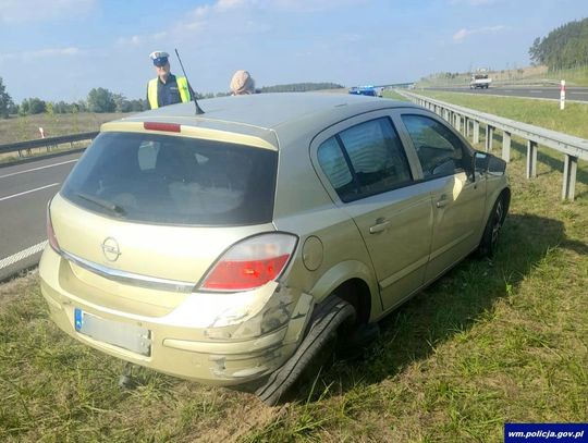 Pod Kanigowem na S7 opel z przyczepą kempingową uderzył w bariery ochronne