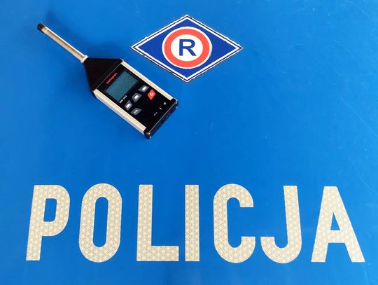 Policjanci sprawdzali głośność silników za pomocą sonometru