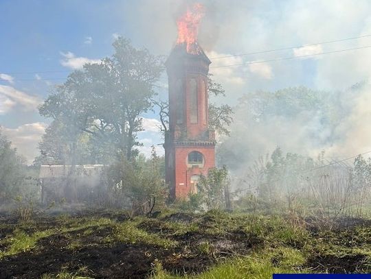 Policjanci widząc kłęby dymu ruszyli z pomocą