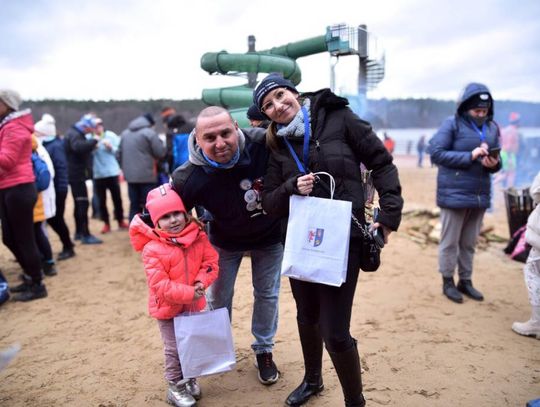 Ponad 230 uczestników zimowej kąpieli na Powiatowym Festiwalu Morsowania w Lidzbarku!