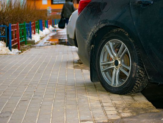 Prawo drogowe. Koniec z parkowaniem na chodniku. Będziemy parkować na drodze dla pieszych