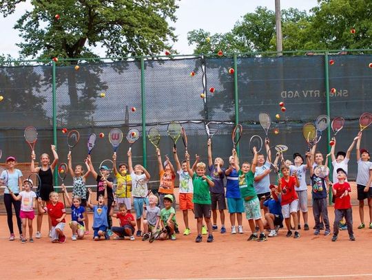 Rozrywka dla wszystkich. Aktywne wakacje na półkoloniach tenisowo-sportowych