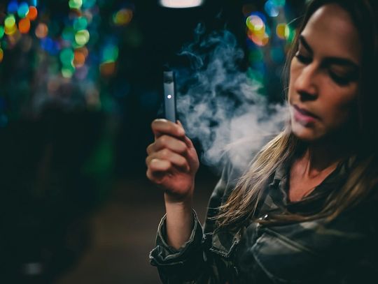 Szkodliwa moda wśród nastolatków – Ministerstwo Zdrowia wprowadzi zakaz sprzedaży e-papierosów