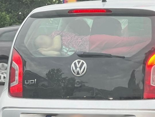 Tak nie przewozi się dziecka. Policja pokazuje zdjęcie i szuka kierowcy volkswagena