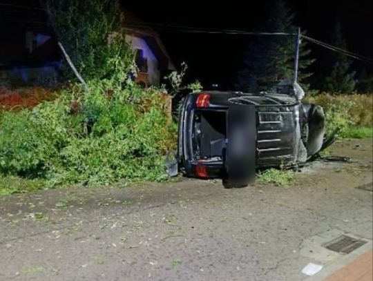 Uderzył w drzewo i wywrócił auto