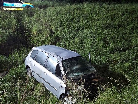 Po zderzeniu z osobowym renault na przejeździe kolejowym pociąg wypadł z szyn