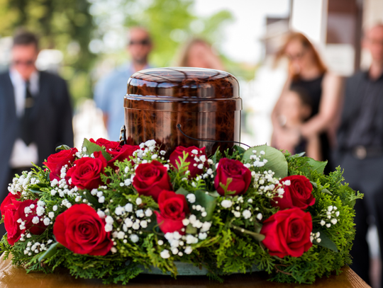 Zamiast chować bliskiego na cmentarzu, rozsypiesz jego prochy Zamiast chować bliskiego na cmentarzu, rozsypiesz jego prochy