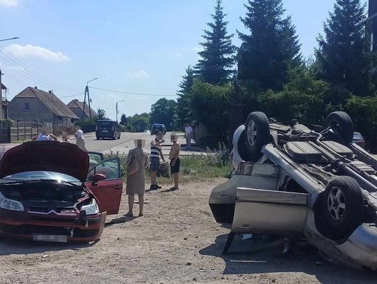 Zderzenie osobówek w Koszelewach. Jedno auto dachowało