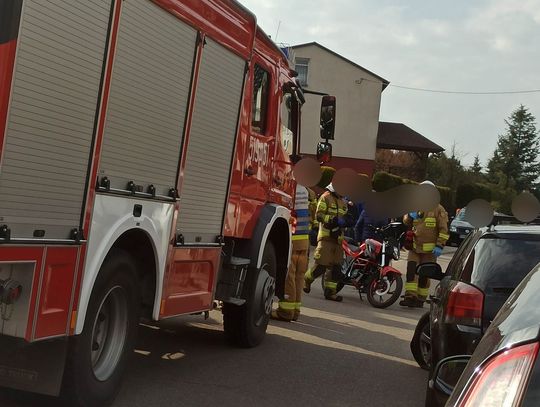 Zderzenie osobówki z motorowerem. Jedna osoba trafiła do szpitala