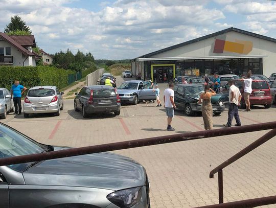 Zderzenie trzech pojazdów przed dyskontem w Rybnie