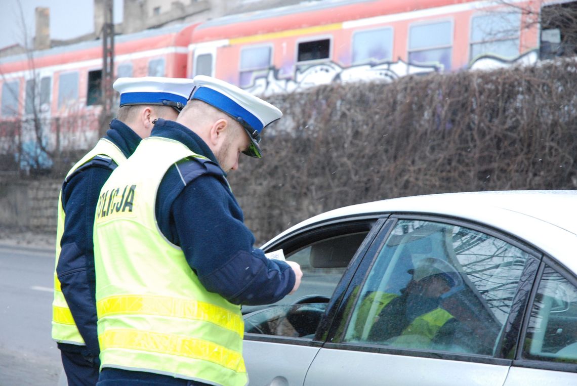 21-latek z Rybna stracił prawo jazdy i dostał wysoki mandat