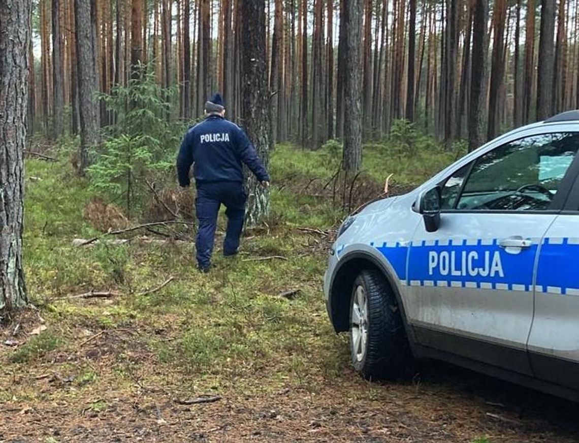 78-latka zabłądziła w lesie. Pomogli jej dzielnicowi z Biskupca