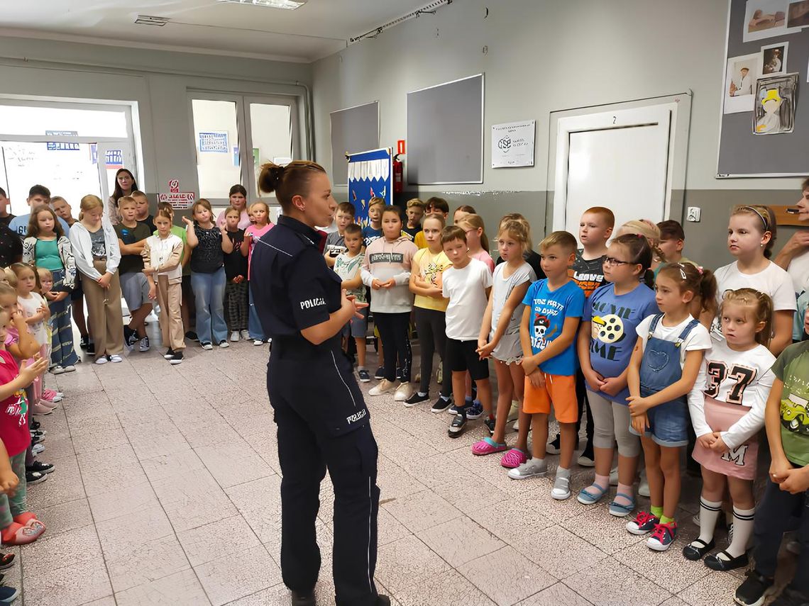 "Bezpieczna droga do szkoły". Miesiąc spotkań z nowomiejskimi policjantami