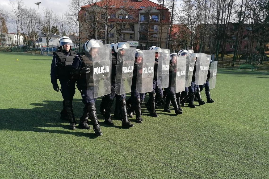 Ćwiczenia naszych policjantów na iławskim stadionie