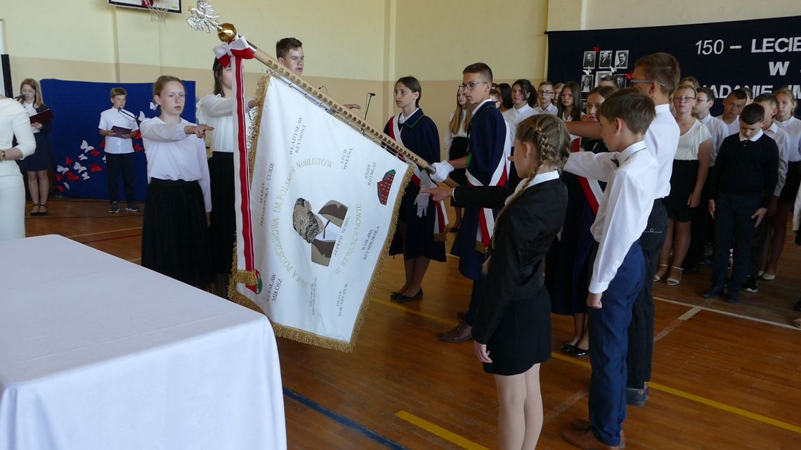 Historia napisana na nowo. Szkoła w Szwarcenowie z imieniem i sztandarem [FOTO]