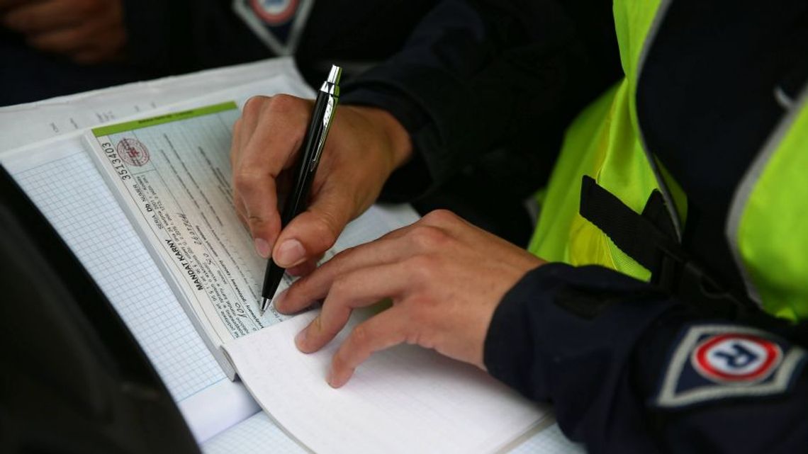 Wykonywali czynności zawodowe pod wpływem alkoholu. Zostali ukarani mandatami