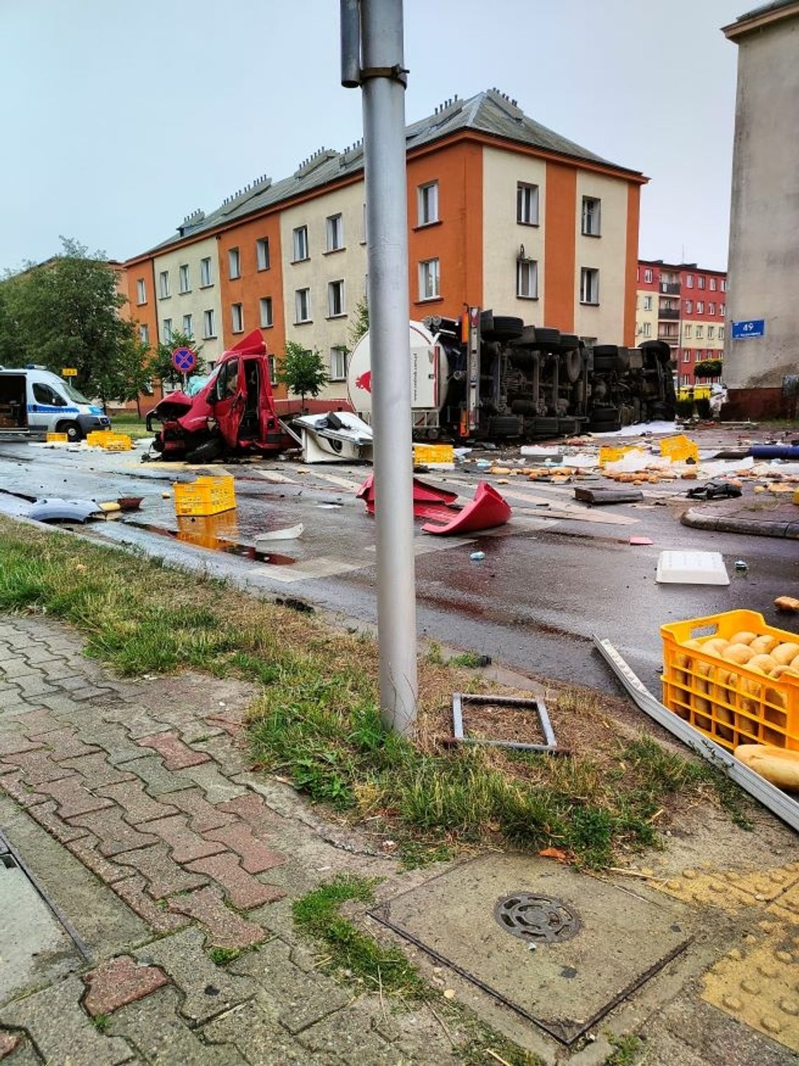 O krok od tragedii. Kierowca zlekceważył znak "STOP"