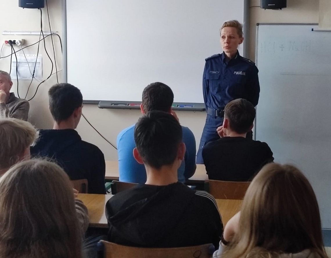 Odpowiedzialność i bezpieczeństwo nieletnich – spotkanie uczniów z policjantkami