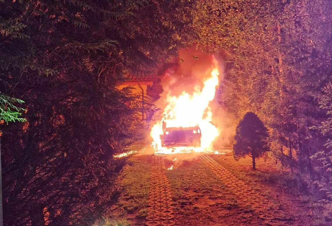 Osetno. Pożar samochodu, interweniowały cztery jednostki straży