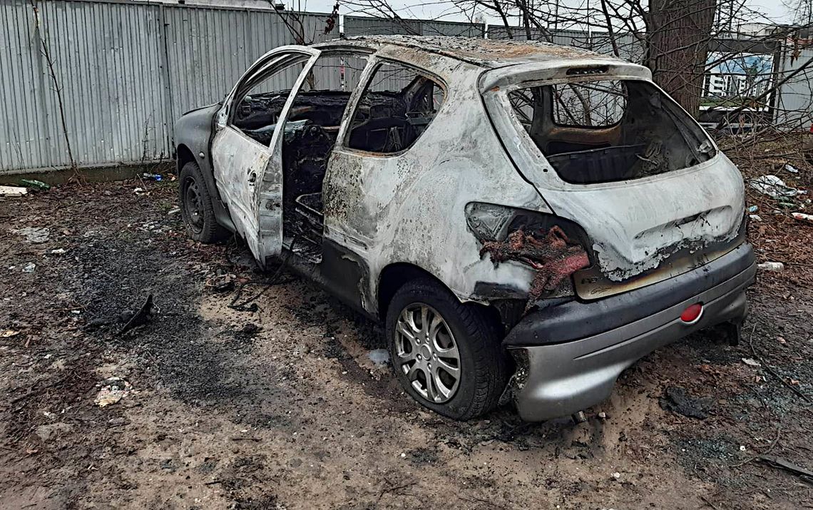 PODPALILI SAMOCHÓD I PATRZYLI JAK PŁONIE. USŁYSZELI ZARZUTY