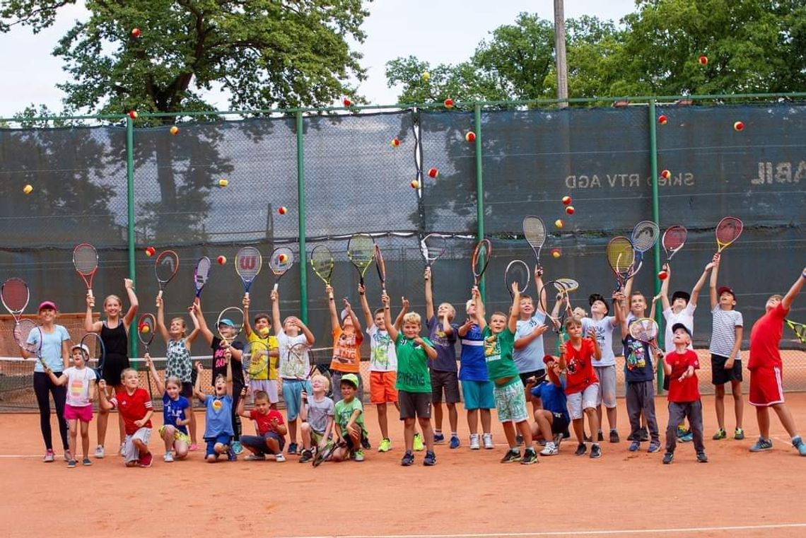 Rozrywka dla wszystkich. Aktywne wakacje na półkoloniach tenisowo-sportowych