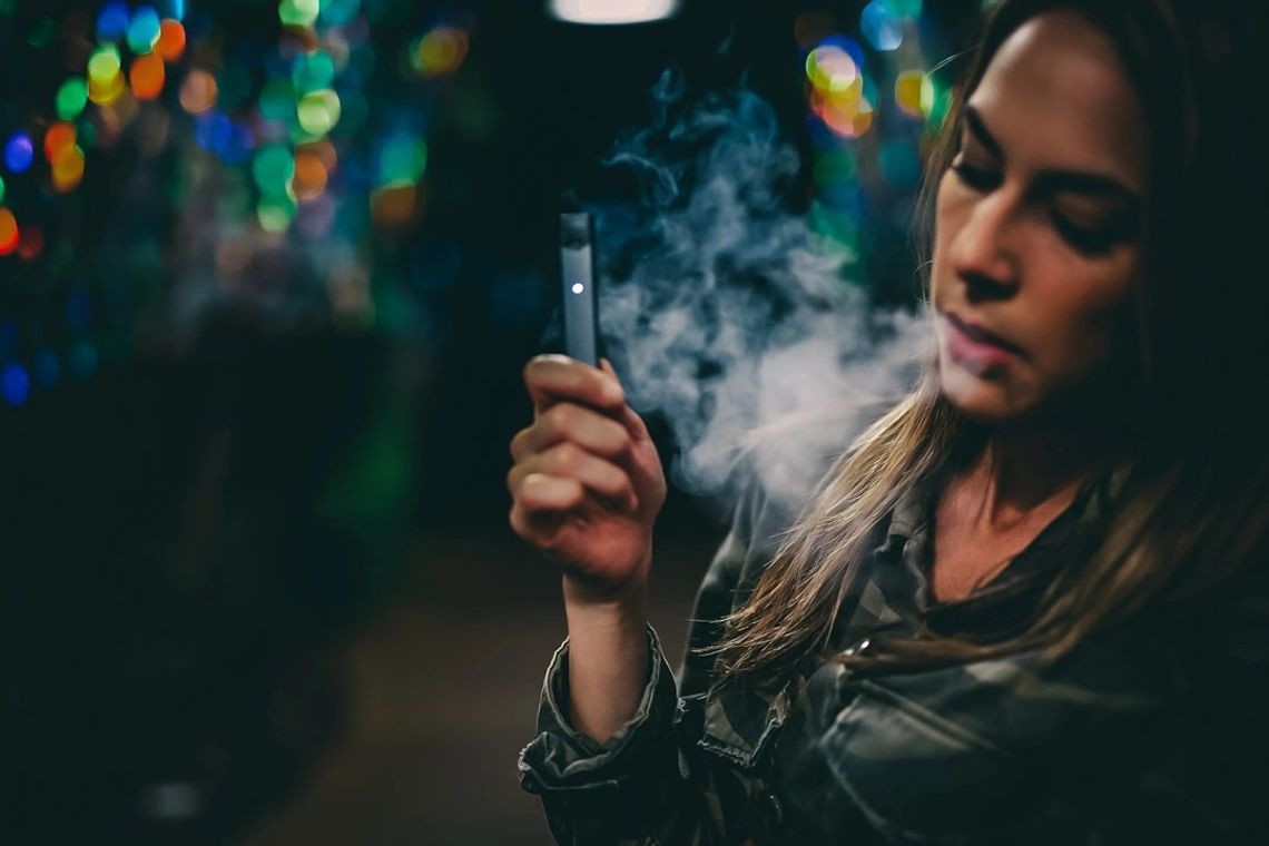 Szkodliwa moda wśród nastolatków – Ministerstwo Zdrowia wprowadzi zakaz sprzedaży e-papierosów