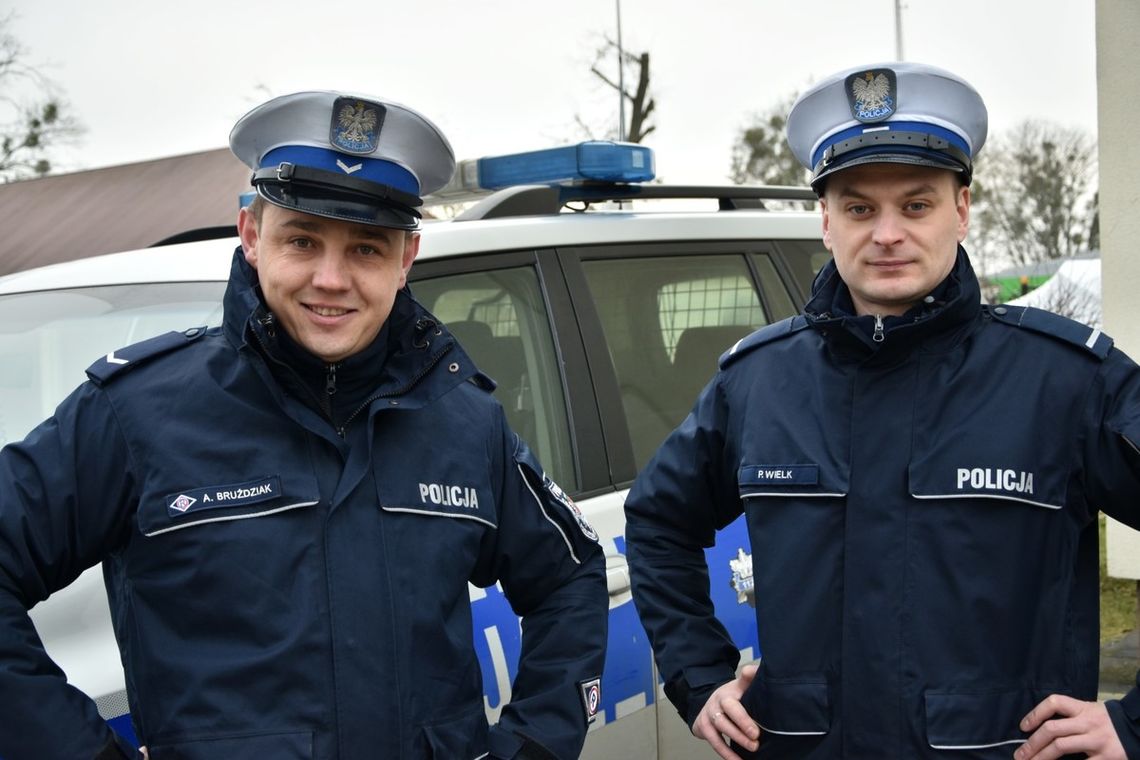 Szybka reakcja policjantów drogówki ocaliła życie 16-latki Szybka reakcja policjantów drogówki ocaliła życie 16-latki