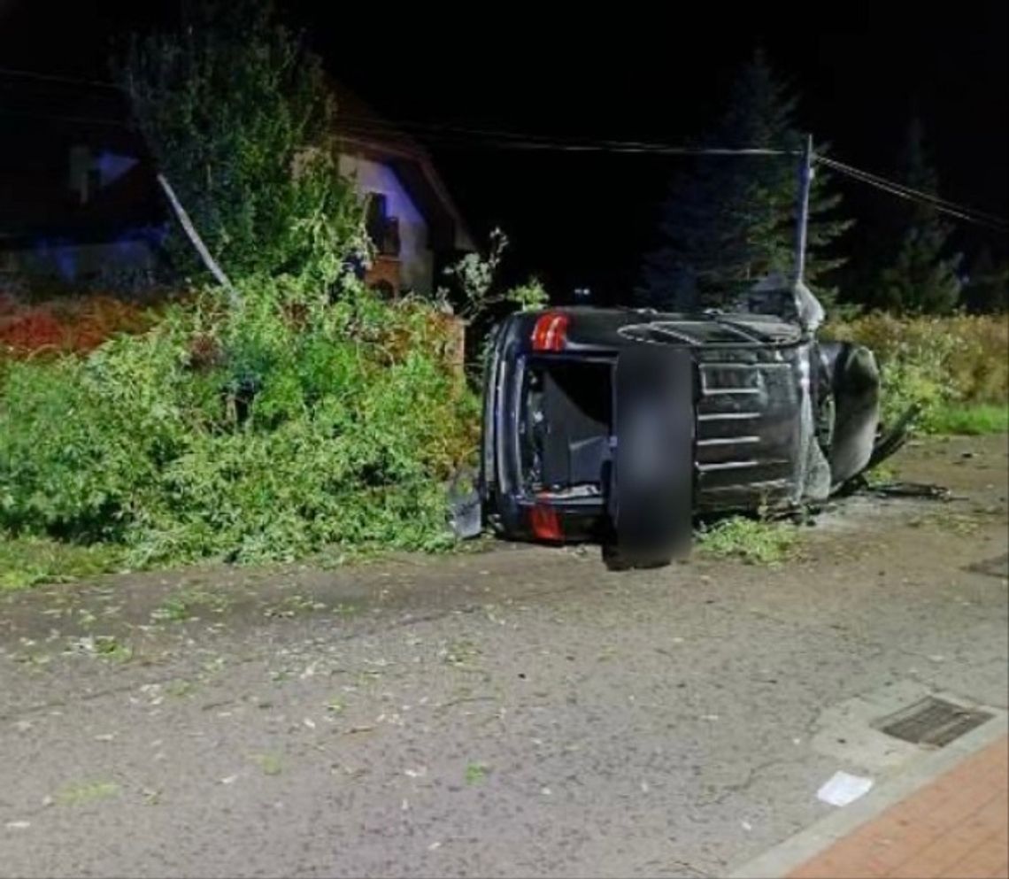 Uderzył w drzewo i wywrócił auto