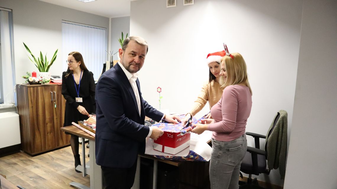 Wójt, urzędnicy i radni w szczytnym celu. Szlachetna paczka w Biskupcu