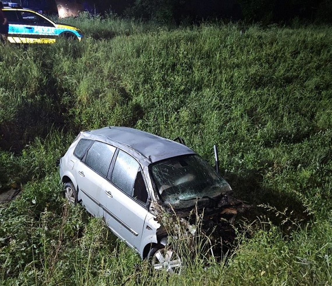 Po zderzeniu z osobowym renault na przejeździe kolejowym pociąg wypadł z szyn