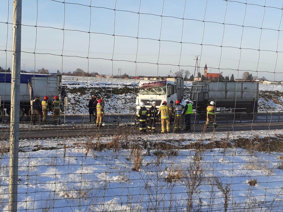 Wypadek na obwodnicy NML z udziałem ciężarówki przewożącej chore ptactwo