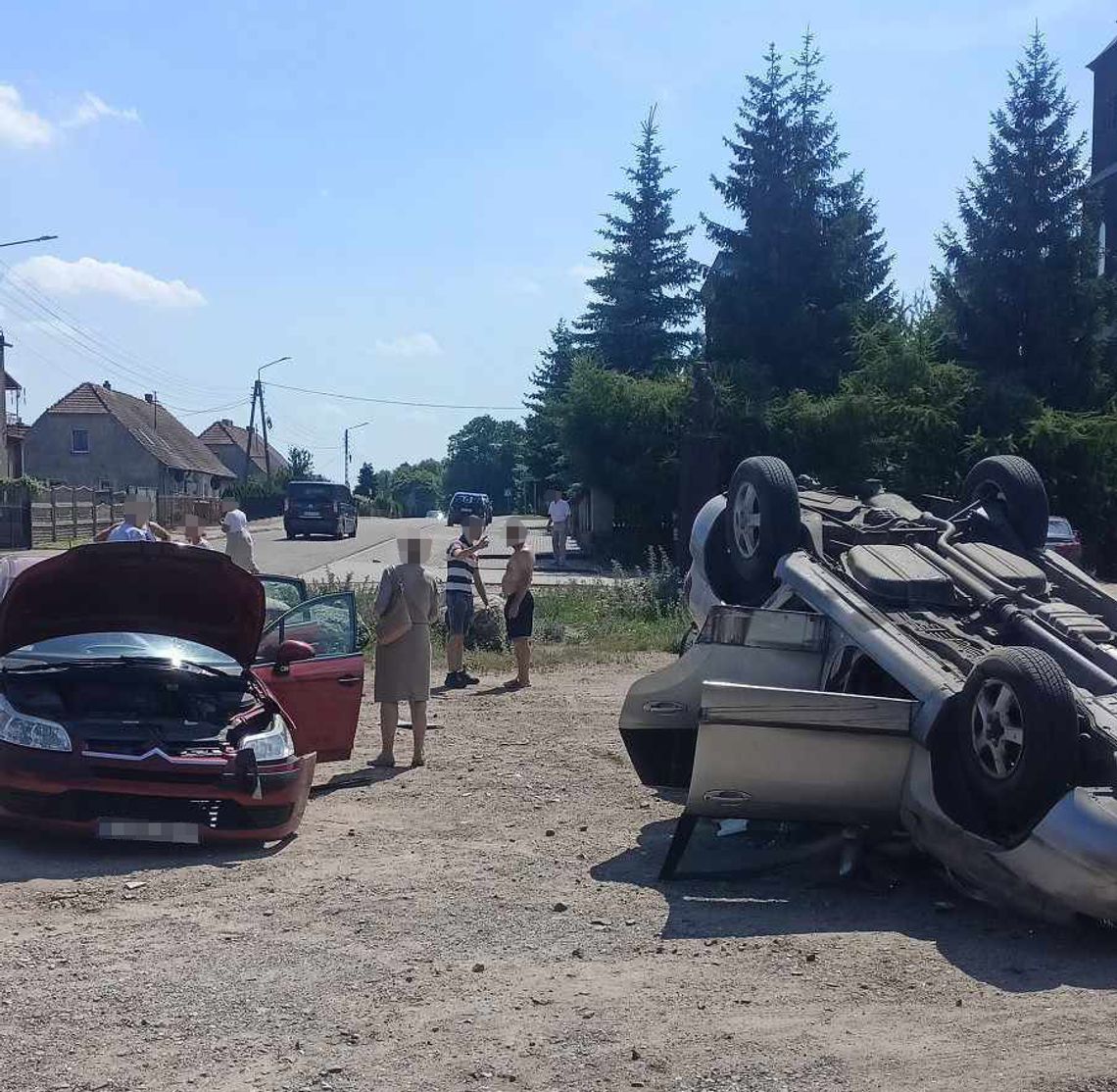 Zderzenie osobówek w Koszelewach. Jedno auto dachowało