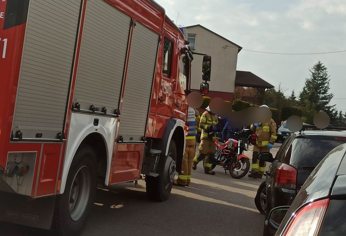 Zderzenie osobówki z motorowerem. Jedna osoba trafiła do szpitala