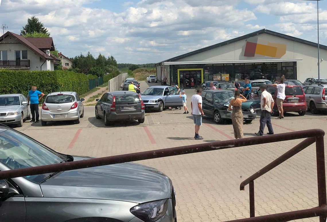 Zderzenie trzech pojazdów przed dyskontem w Rybnie