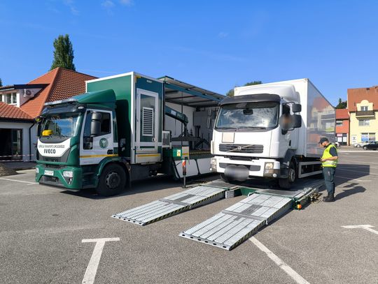 Mobilna Inspekcja na drogach powiatu: Kontrole ciężarówek i motorowerów dla poprawy bezpieczeństwa